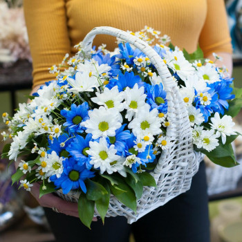 Basket with flowers “Field”
